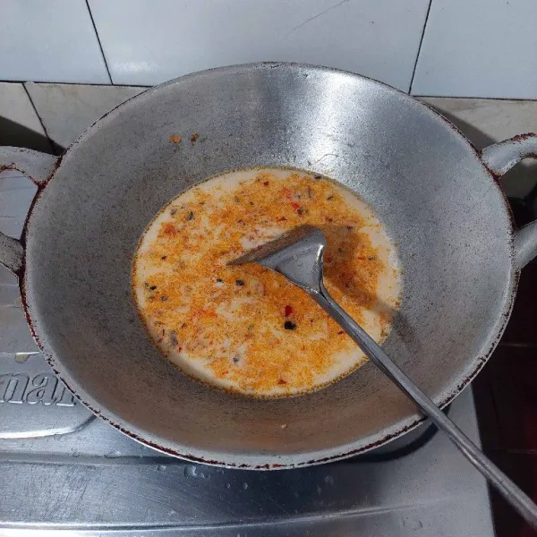 Tuangkan santan, lalu masak dengan api kecil.