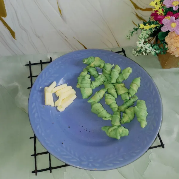 Isi adonan dengan coklat, lalu gulung agar seluruh bagian cokelat tertutup.