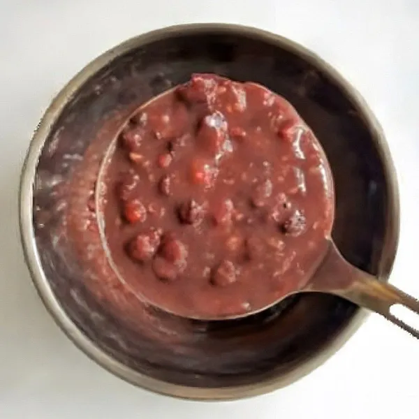 Tambahkan madu ke dalam kacang merah, lalu aduk sampai rata.