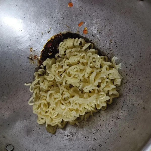 Masukkan mie yang sudah direbus sebelumnya, lalu aduk sampai rata.