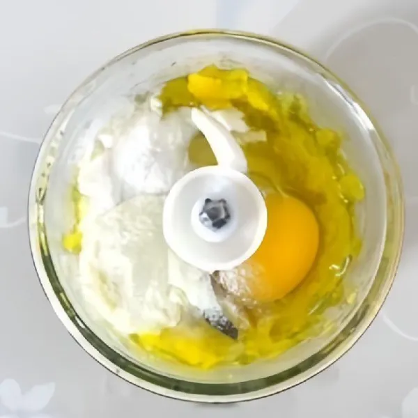 Tambahkan susu bubuk, tepung jagung, 1 butir telur, dan gula pasir. Haluskan semua bahan hingga menjadi adonan lembut.