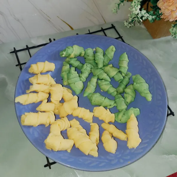 Isi adonan dengan keju, lalu gulung kembali agar seluruh bagian keju tertutup.