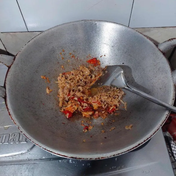 Tumis bumbu halus hingga harum, lalu tambahkan udang ebi ke dalam wajan.