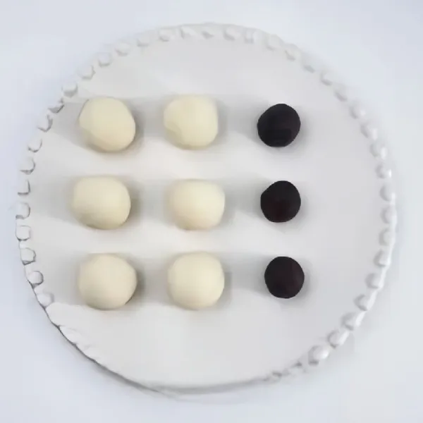 Bentuk dua jenis adonan menjadi bulatan kecil.