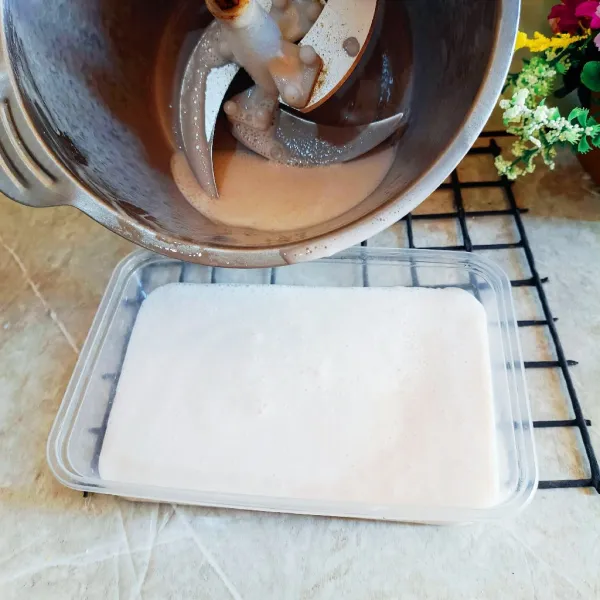 Tuang ke wadah, tutup rapat, simpan di freezer 4β6 jam.