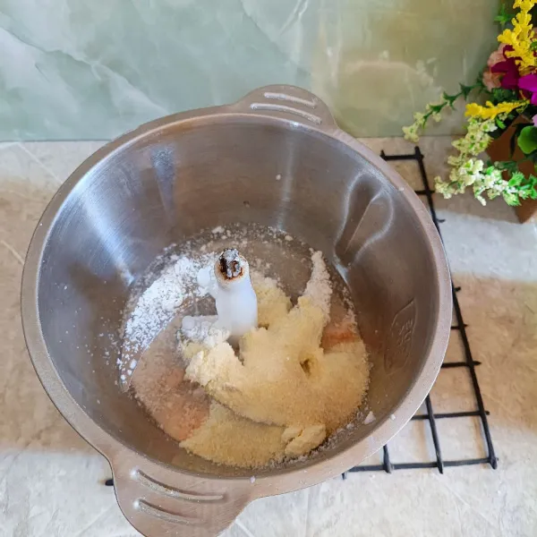 Campur santan instan, susu bubuk strawberry, gula, dan 100 ml air dingin. Blender/chopper sampai halus, gula larut, dan tekstur agak creamy.