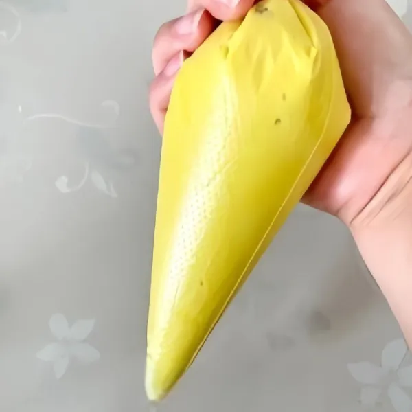 Masukkan adonan ke dalam piping bag.