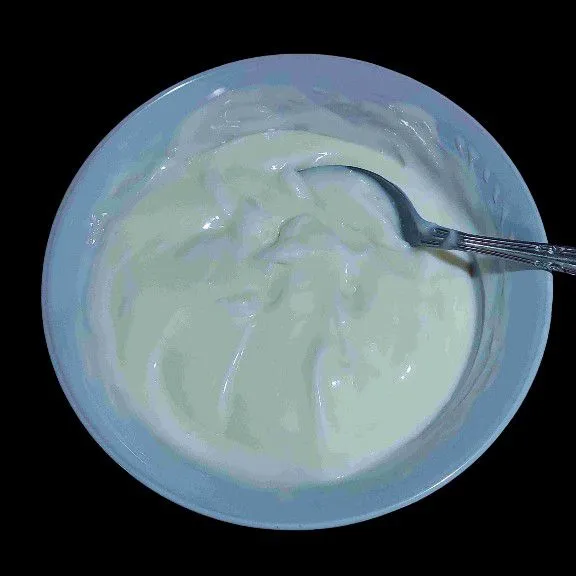 Campurkan mayonaise, yogurt, dan susu kental manis. Aduk rata.