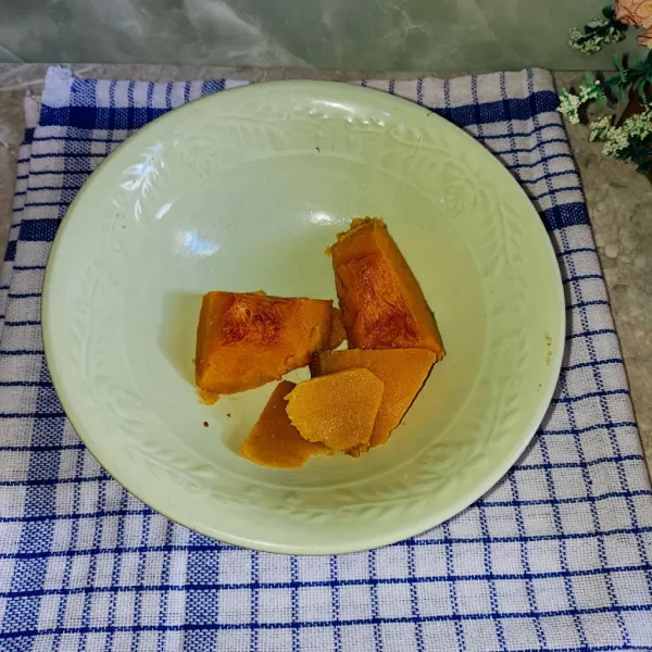 Kupas labu kuning yang sudah dikukus sebelumnya.