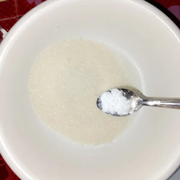 Tambahkan soda kue dan baking powder