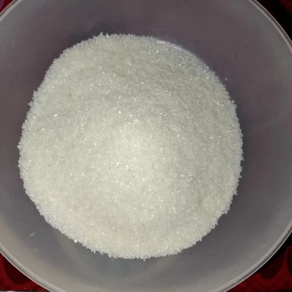 Timbang gula pasir sesuai takaran