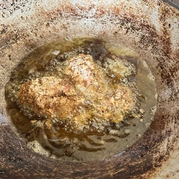 goreng ayam yang telah dimarinasi tadi hingga warna kecoklatan.