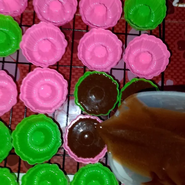 Siapkan cetakan yang sudah di olesi minyak makan sedikit, lakukan hingga adonan habis