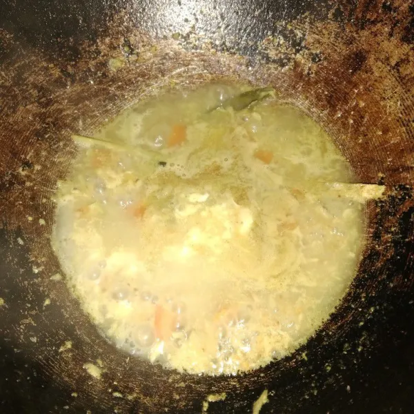 jika air sudah medidih, masukkan tomat yang sudah dipotong-potong. lalu tambahkan sedikit garam dan penyedap rasa mpasi. Jangan lupa untuk koreksi rasa. Jika sudah pas, tuangkan santan dan aduk sebentar hingga medidih kembali. Matikan kompor dan sajikan.