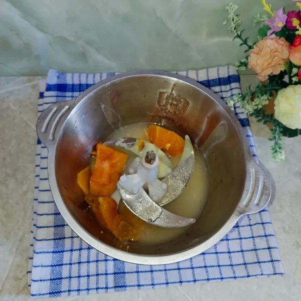 Haluskan labu kuning kukus menggunakan chopper dengan susu kental manis, gula pasir, dan air secukupnya.