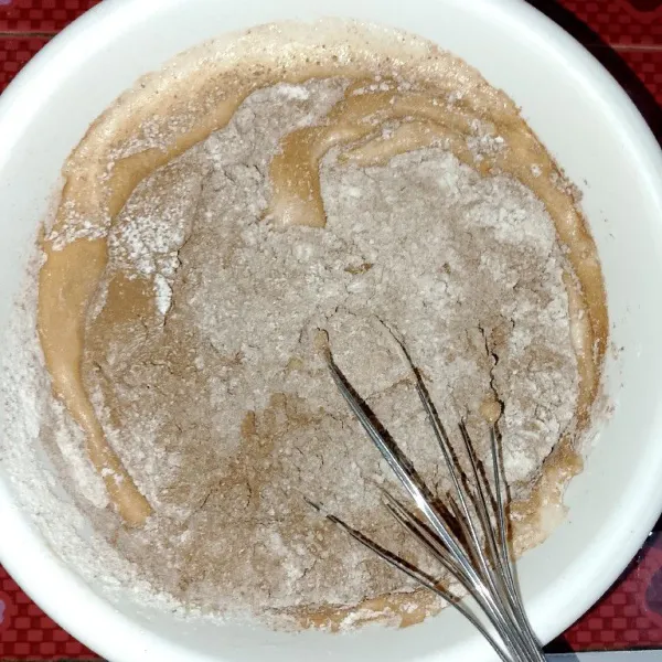 Tambahkan bahan tepung tadi ke dalam adonan telur tadi, aduk hingga tercampur rata.