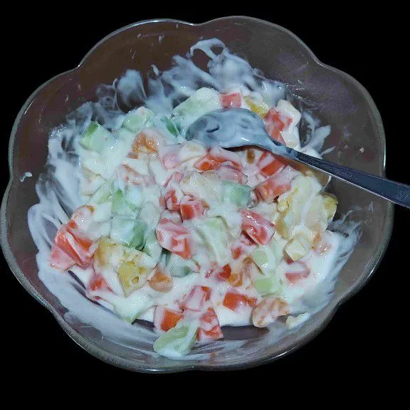 Campurkan buah dan saus salad, lalu aduk hingga tercampur rata.