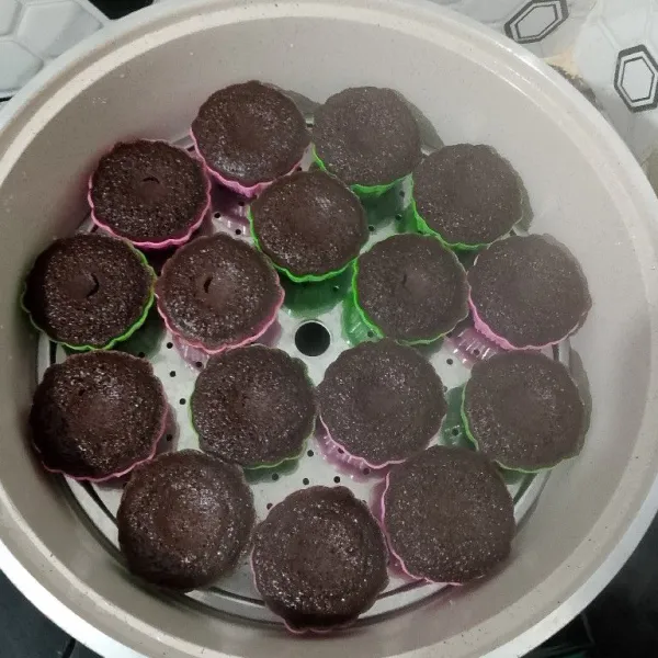 Kukus adonan, sebelum nya kukusan sudah di panaskan, masak hingga 15 menit dengan menggunakan api sedang