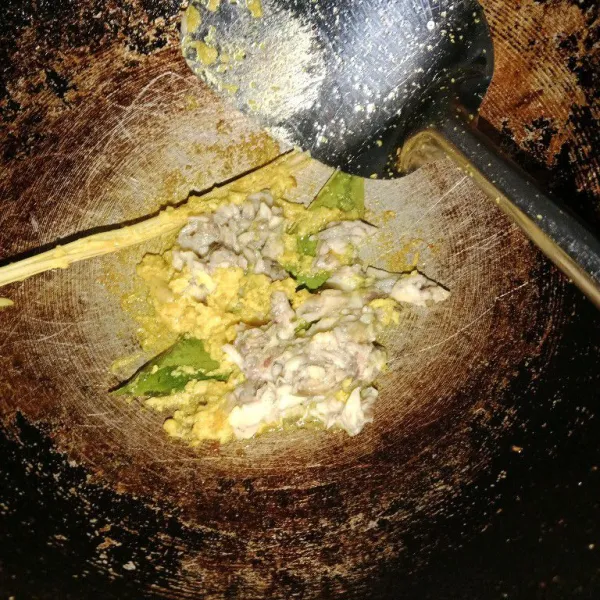 Masukan daging ikan lele ke dalam bumbu yang sudah ditumis