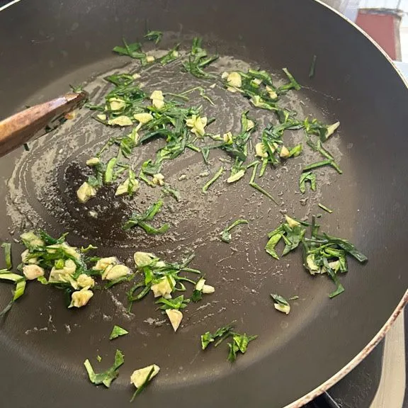 untuk nasi, tumis daun jeruk yang telah diiris tipis dan bawang putih cincang bersama margarin hingga layu dan harum.