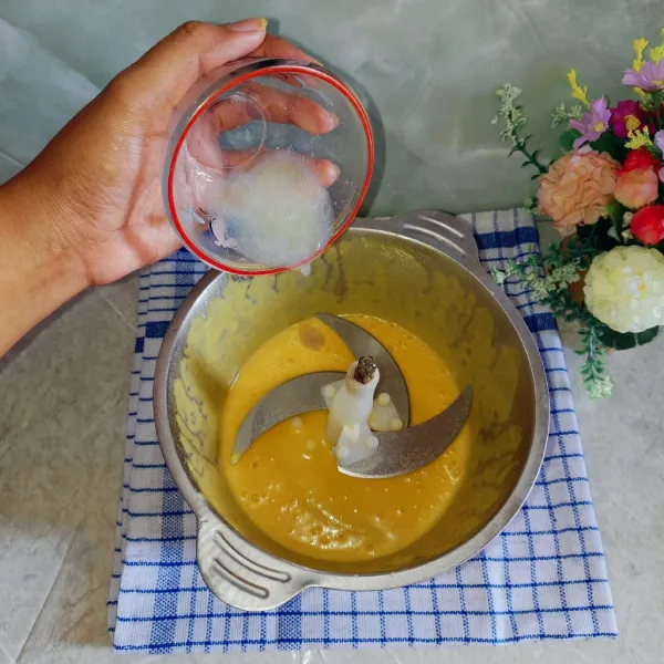 Masukkan SP cair ke adonan labu, lalu chopper kembali sampai tekstur lembut dan agak mengembang.