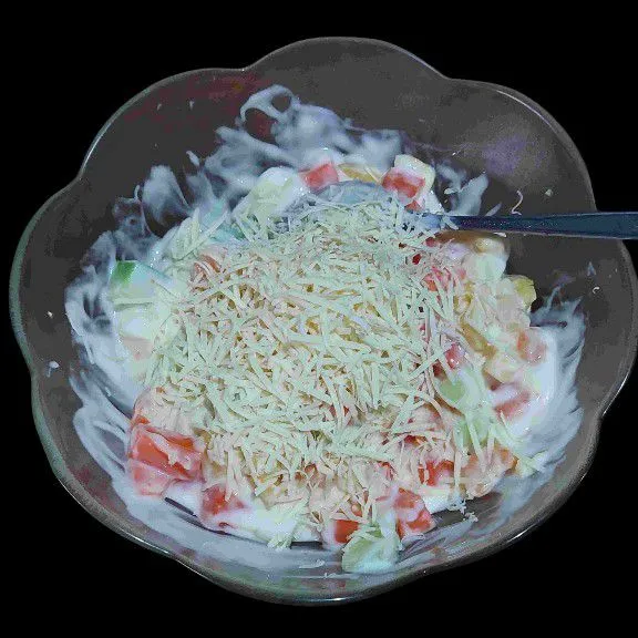 Tambahkan keju parut. Salad buah tropical siap untuk disajikan.