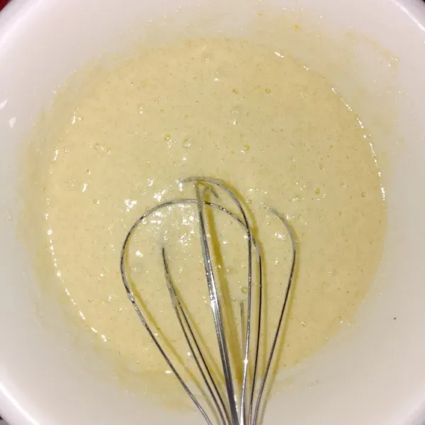 Kocok dengan menggunakan wisk atau mixer , kalo dengan mixer pakai kecepatan rendah saja, kocok hingga putih dan hampir mengembang.
