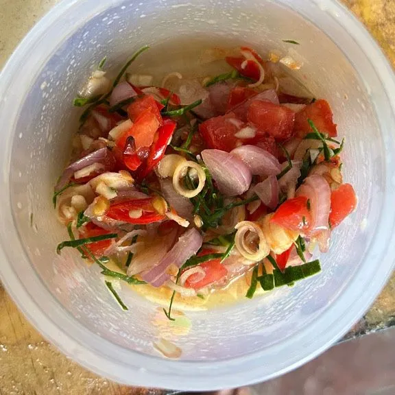 untuk sambal matah, iris kecil kecil bawang putih, bawang merah, cabai besar, cabai kecil, tomat, serai, daun jeruk. Aduk hingga merata lalu siram menggunakan minyak panas dan perasan jeruk nipis, lalu aduk lagi hingga merata.