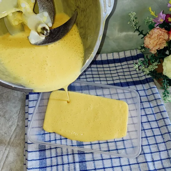 Tuangkan adonan es krim ke dalam wadah.