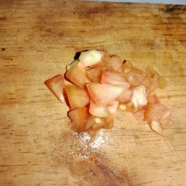 Potong-potong tomat sesuai selera.
