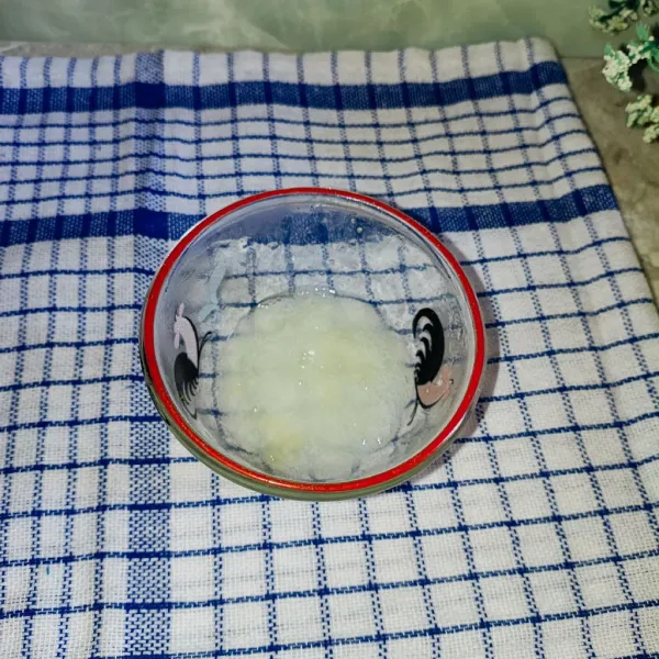 Larutkan SP dengan sedikit air hangat.