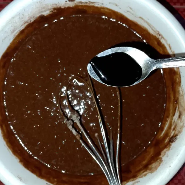 Tambahkan pewarna makanan warna dark chocolate dan aduk hingga rata.