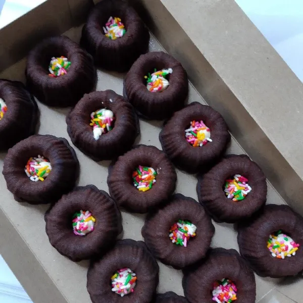 Setelah masak , keluar kan kue dari kukusan dan dingin kan, setelah itu hiasi dengan butter cream dan mesis warna warni.. brownies mini siap di hidangkan ☺️ selamat mencoba, jangan lupa di recook yaa 😉