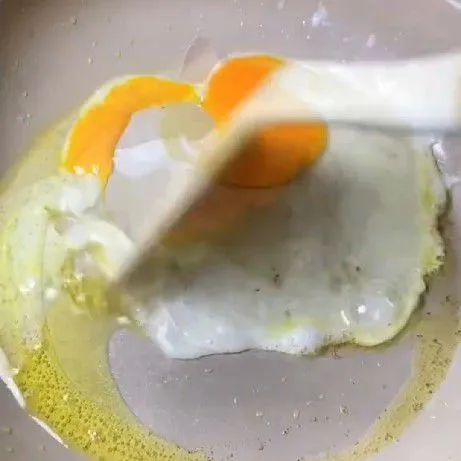 Panaskan wajan, lalu beri sedikit minyak goreng dan goreng telur orak-arik.