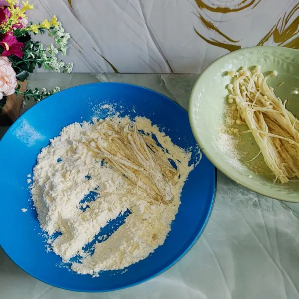 Baluri jamur enoki ke tepung kering.