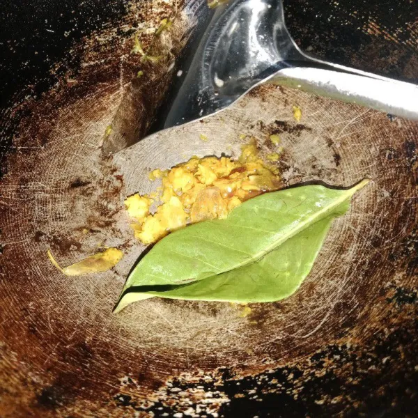 Tumis bumbu halus, lalu tambahkan daun salam sampai harum.
