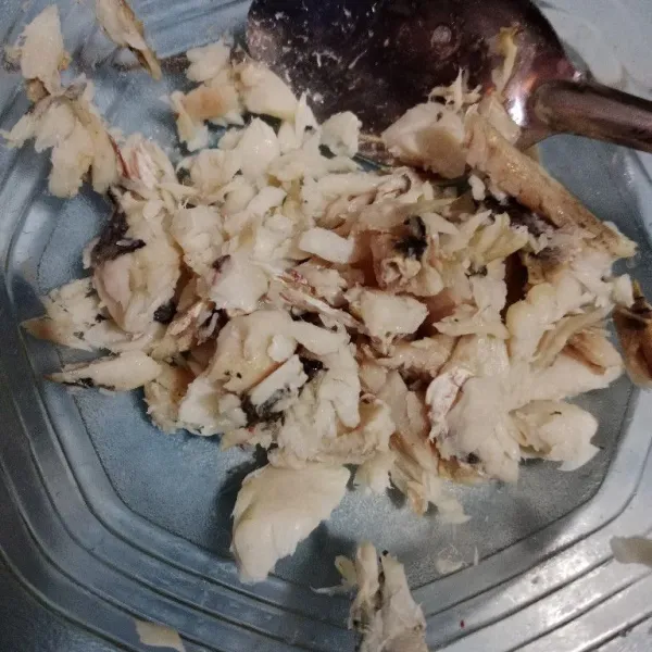 Pisahkan daging ikan sulir dari tulangnya.