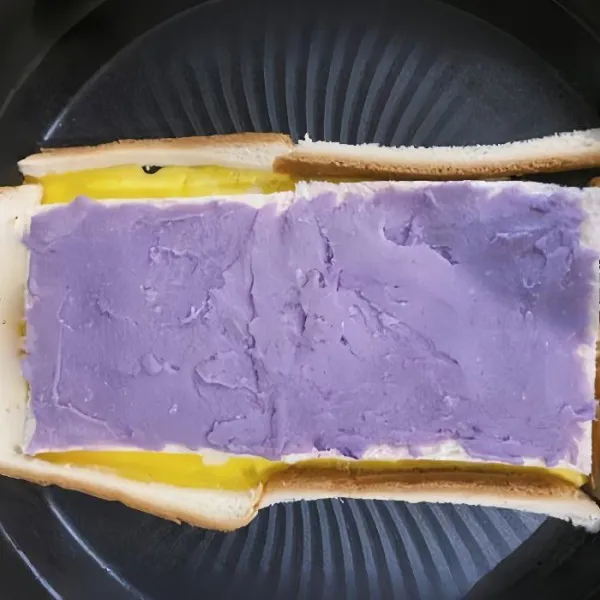 Letakkan roti berisi adonan taro di atasnya.