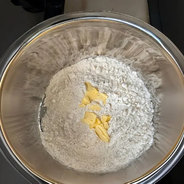 Campurkan tepung gandum utuh dengan mentega. Aduk rata.