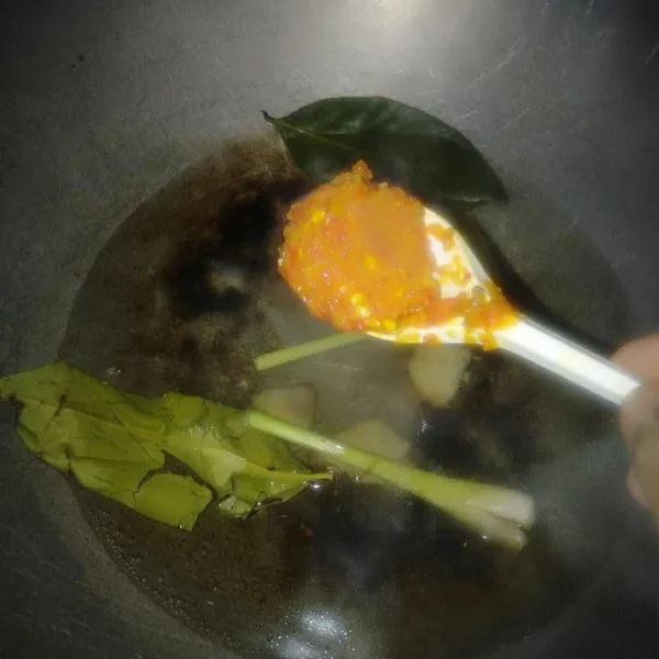 Setelah mendidih, masukan kunyit, jahe, cabe merah keriting, bawang putih, dan bawang merah sebagai bumbu halus tanpa di tumis.