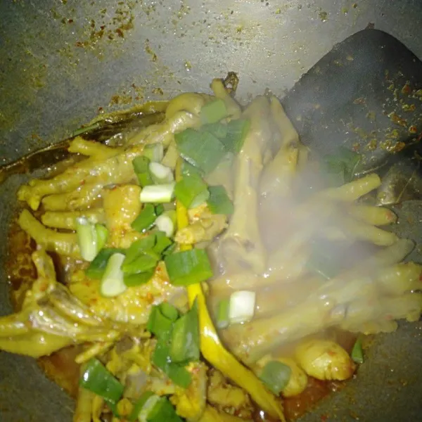 Setelah matang, tambahkan irisan daun bawang.