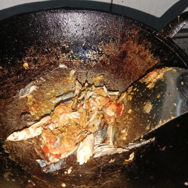 Masukkan daging ikan suwir ke dalam bumbu yang sudah ditumis, lalu aduk sebentar hingga tercampur rata.