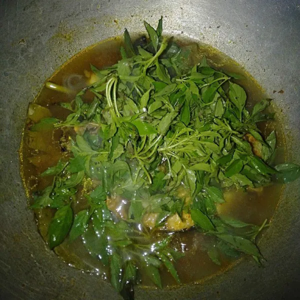 Masukkan daun kemangi, lalu matikan kompor.