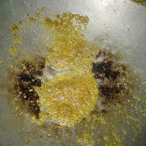 Tumis merica bubuk, ketumbar, kemiri, bawang merah, dan bawang putih sebagai bumbu halus sampai wangi.