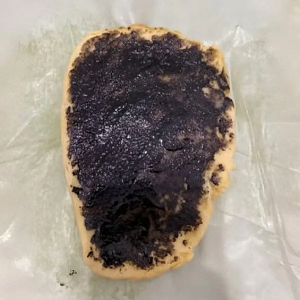 Terakhir oleskan selai wijen hitam, lalu lipat dan bentuk persegi panjang.