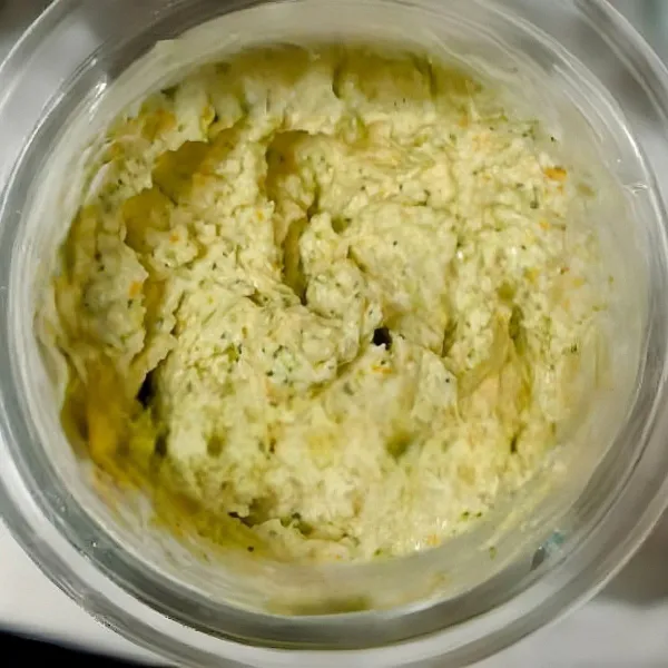 Tambahkan minyak goreng. Aduk rata.