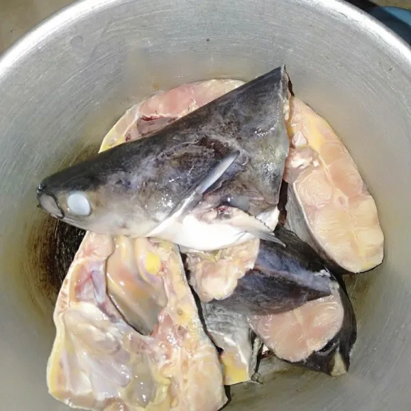 Cuci bersih ikan patin, lalu beri air perasan jeruk nipis untuk menghilangkan bau amis pada ikan.