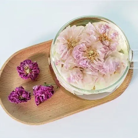 Masukkan bunga mawar kering ke dalam gelas. Setelah itu, seduh dengan air panas hingga warna air menjadi kuning pucat. Sisihkan.