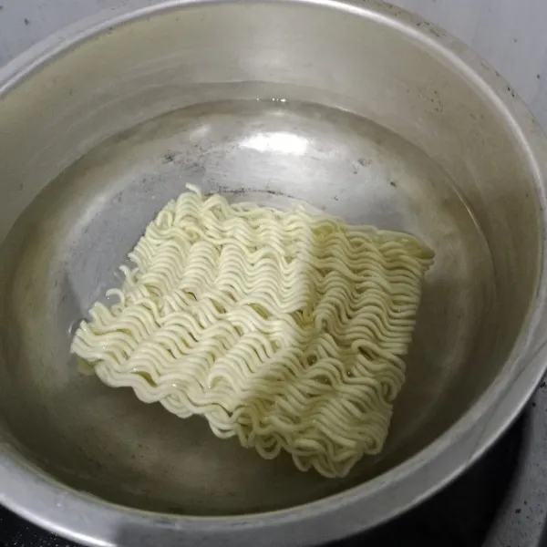 Rebus mie hingga matang. Tiriskan.