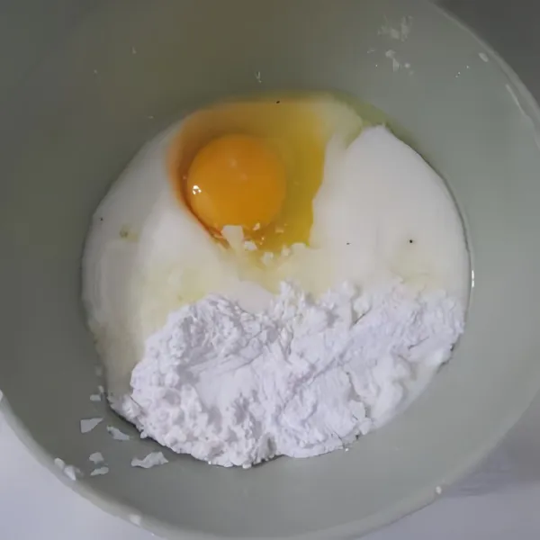 Masukkan yogurt, telur, baking powder, dan tepung maizena ke dalam wadah. Aduk hingga rata.